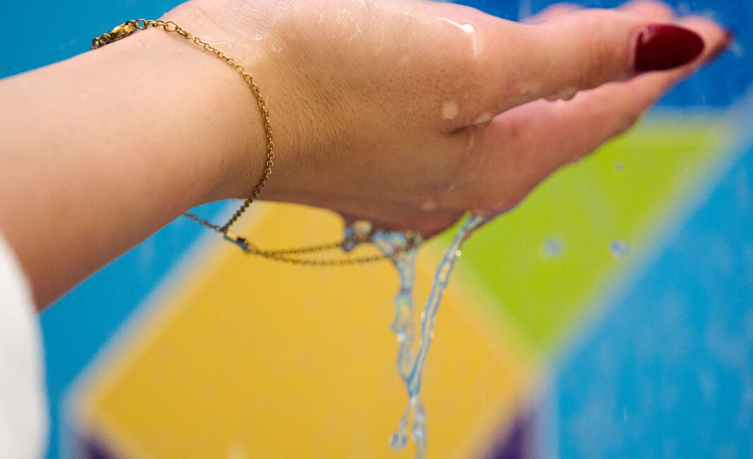 stone-italiana-nuovi-bagni-villa-amistà-bagni-di-lusso-in-quarzo-dettaglio-doccia