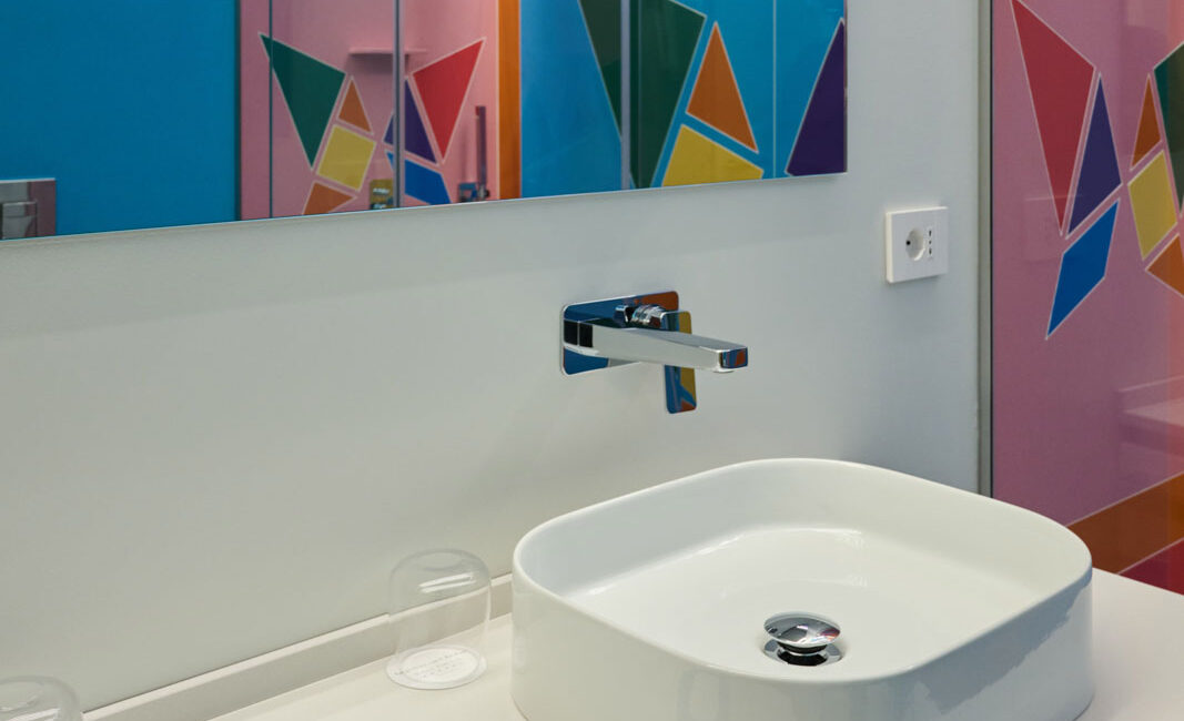 stone-italiana-nuovi-bagni-villa-amistà-bagno-lussuoso-in-quarzo-azzurro-colorato-lavabo-con-specchio