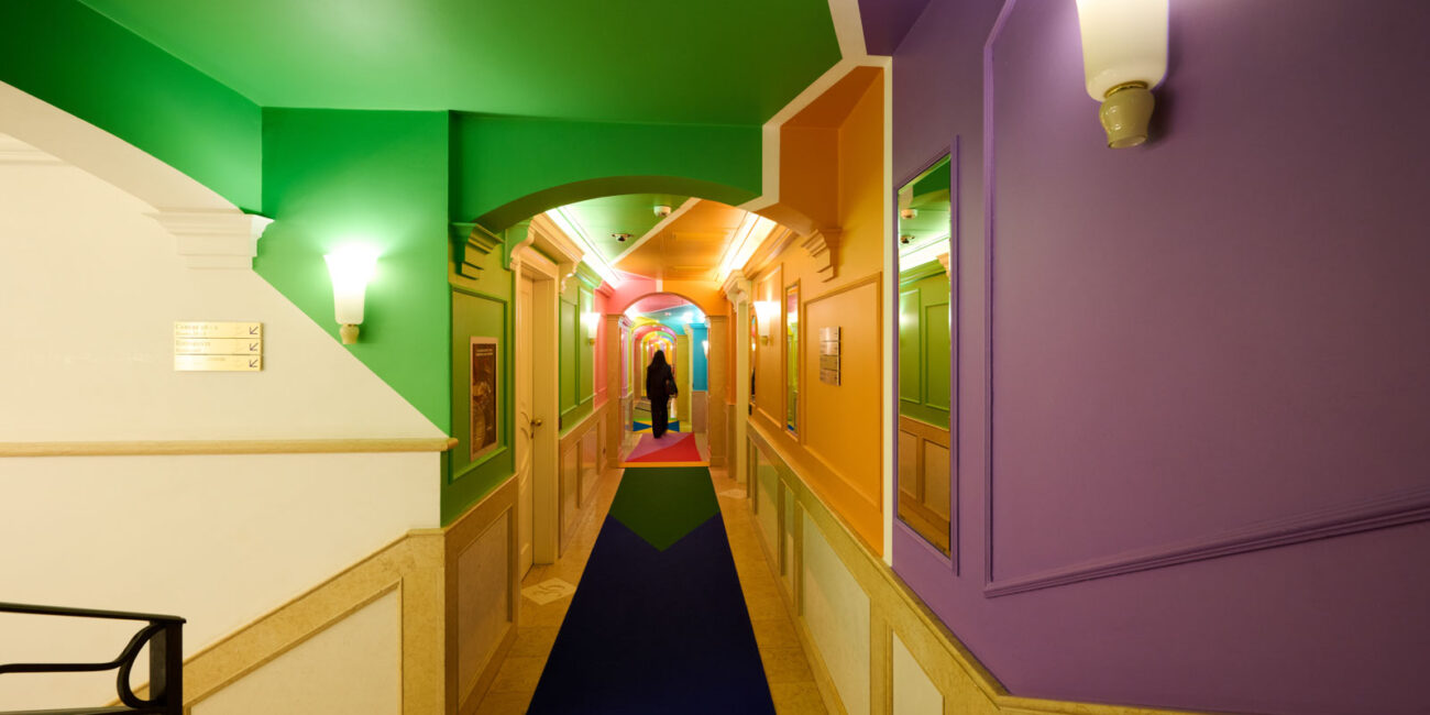 stone-italiana-nuovi-bagni-villa-amistà-corridoio-hotel-di-lusso