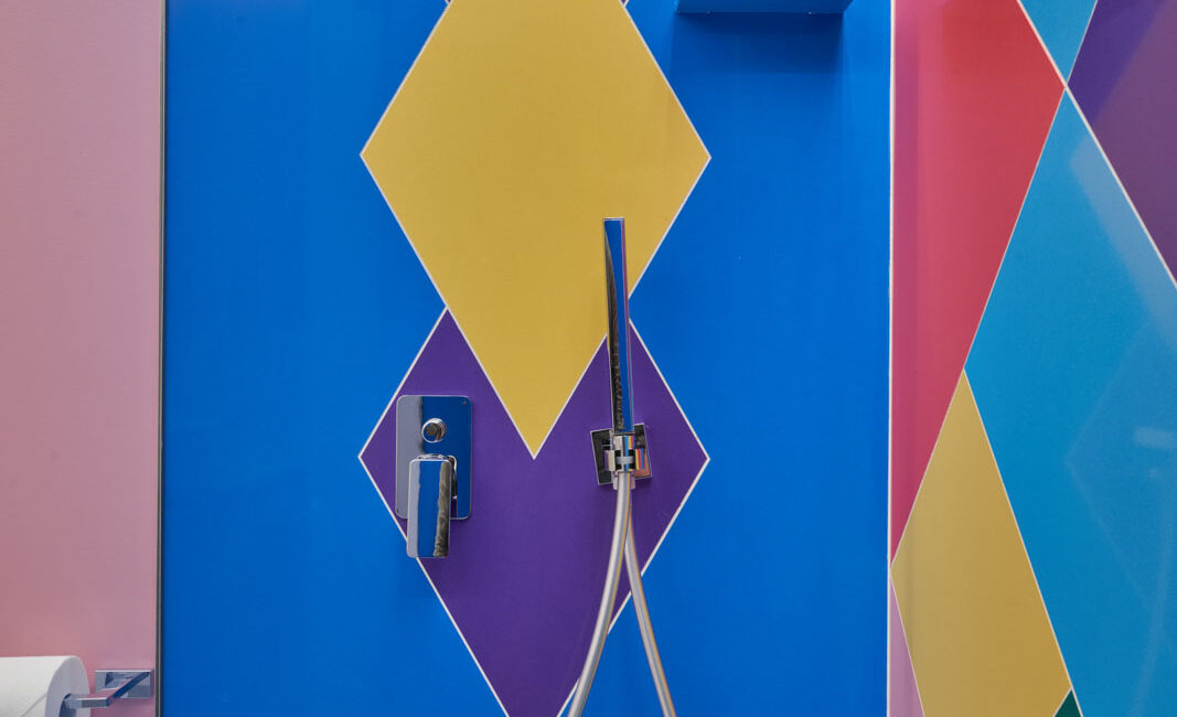 stone-italiana-nuovi-bagni-villa-amistà-dettaglio-doccia-in-quarzo-colorata