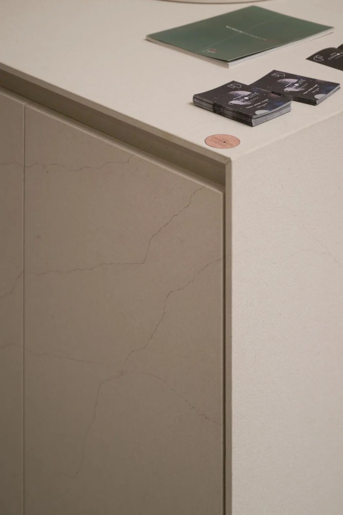 stone-italiana-fuorisalone-galleria-lorenzelli-cosmolite-16