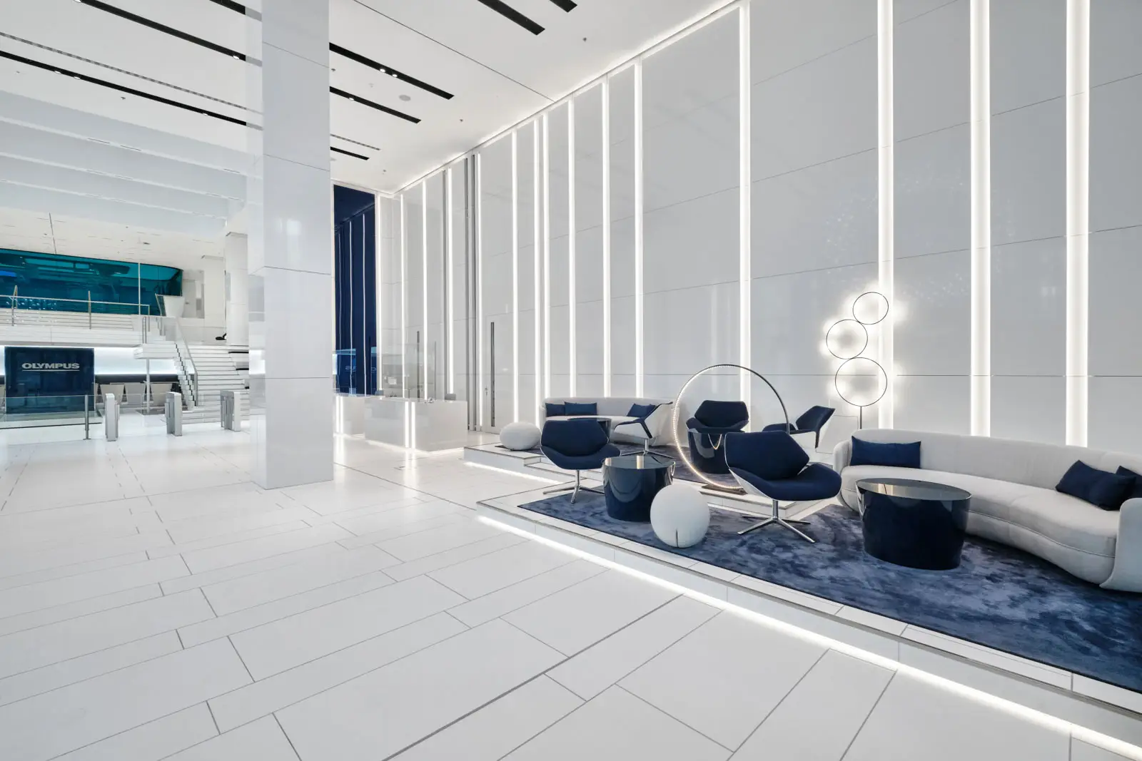 stone-italian-offices-olympus-building-hamburg-superwhite-quartz-gloss-entrance-floor-2