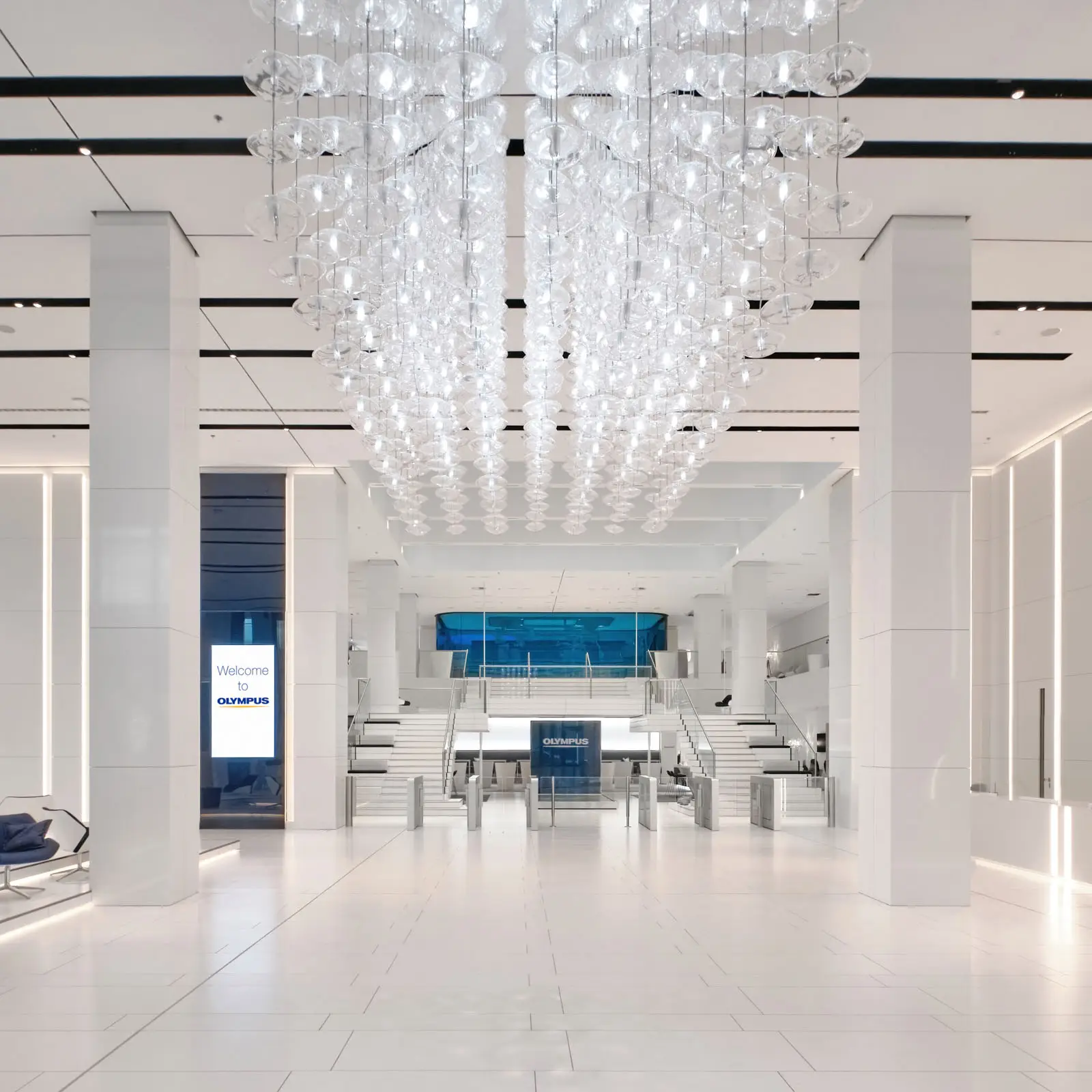 stone-italiana-offices-olympus-building-hamburg-superwhite-quartz-gloss-entrance-floor-stairs