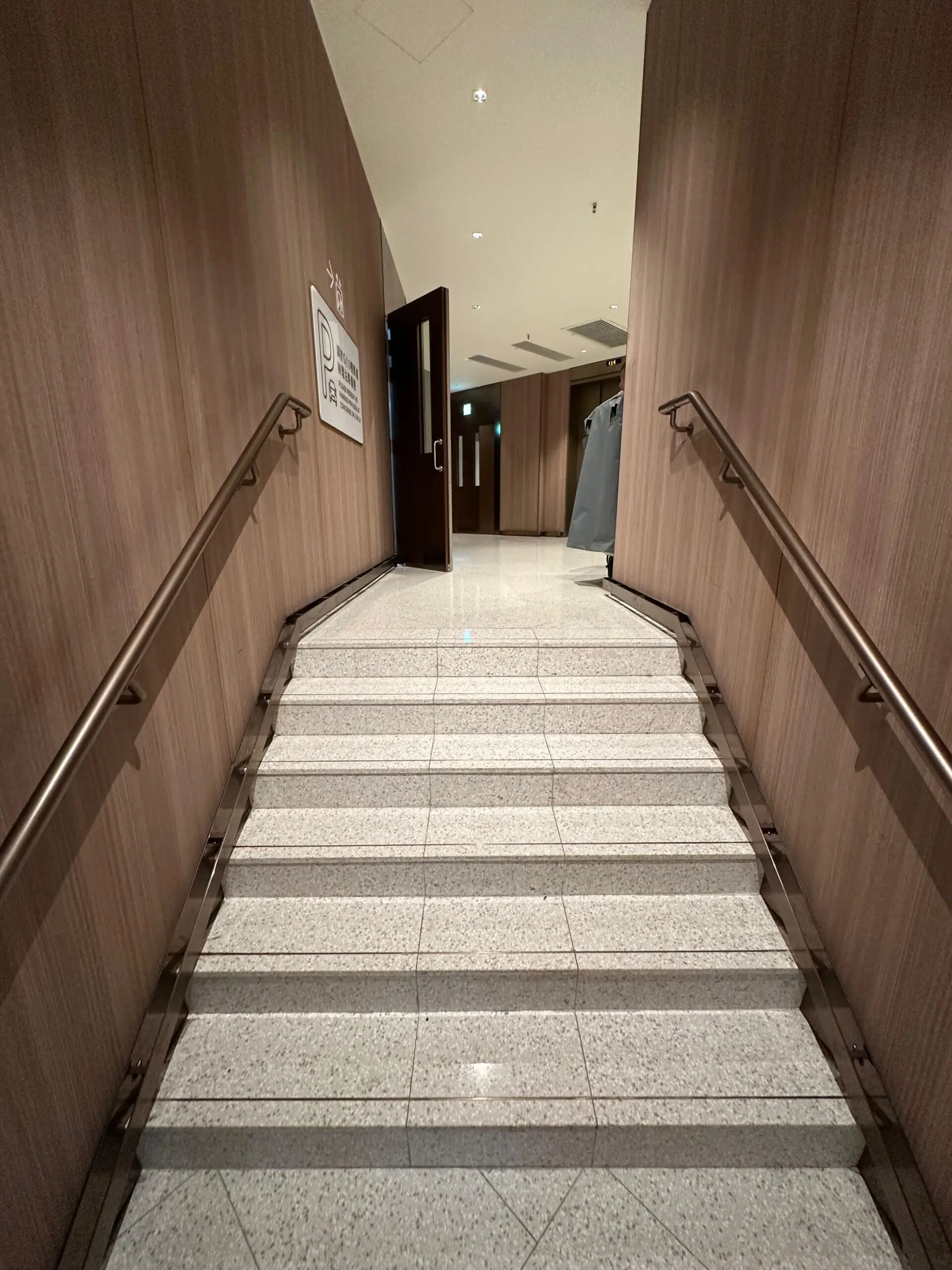 TERRAZZO WHITE_BASE - SHOPPINGMALL MEGA BOX - Hong Kong (1)