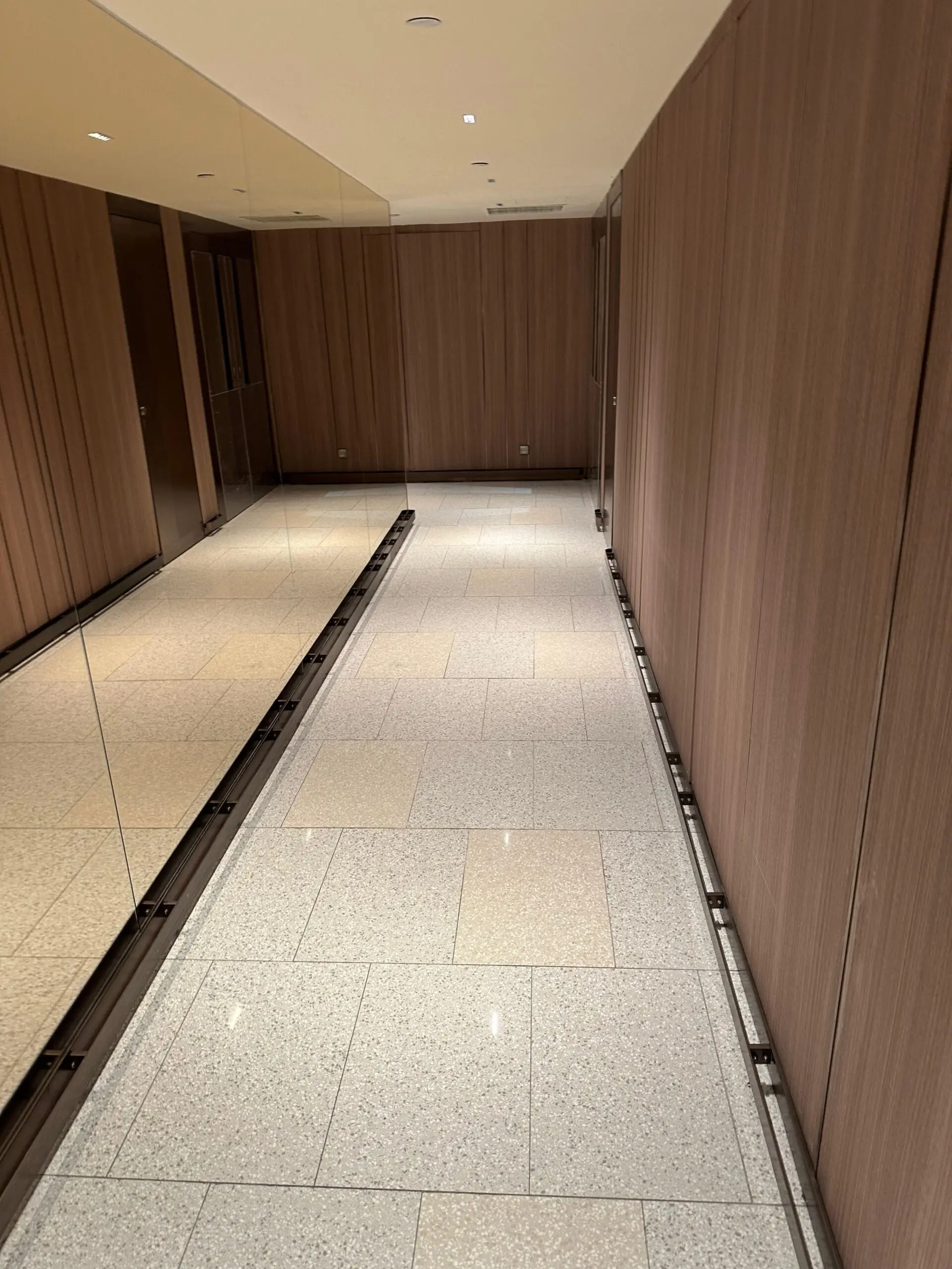 TERRAZZO WHITE_BASE - SHOPPINGMALL MEGA BOX - Hong Kong (14)